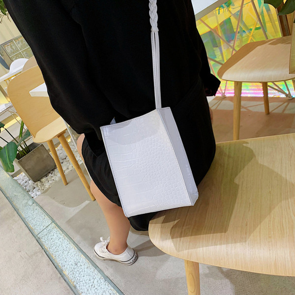 Eko bőrből készült női táska hosszú füllel