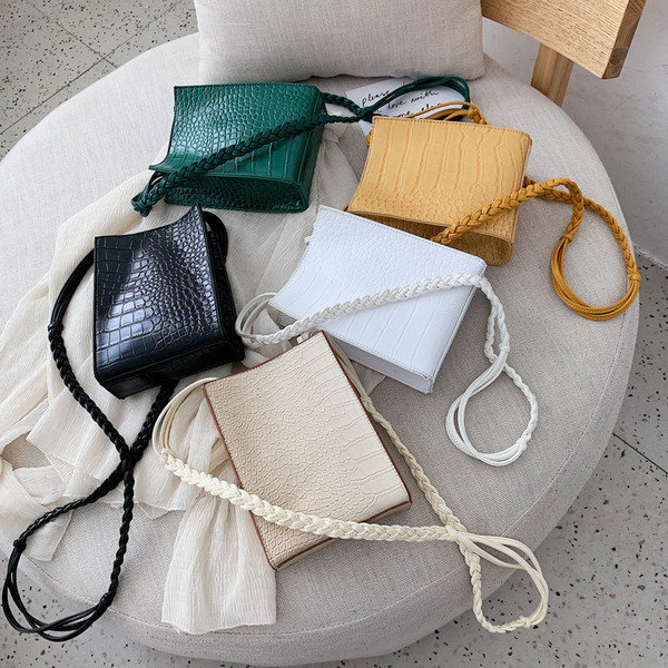 Eko bőrből készült női táska hosszú füllel