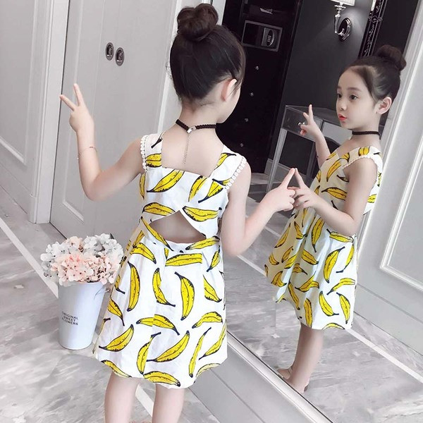 Rochie moderna pentru copii - model croiat in alb cu aplicatie