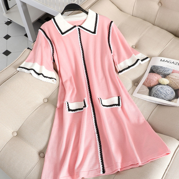 Стилна дамска рокля с яка и къс ръкав в черен и розов цвят