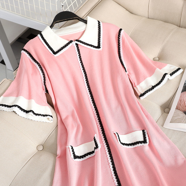 Стилна дамска рокля с яка и къс ръкав в черен и розов цвят