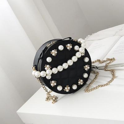 Geanta de dama in forma rotunda decorata cu perle in mai multe culori