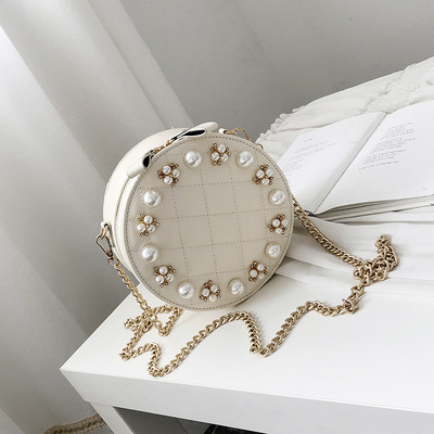 Geanta de dama in forma rotunda decorata cu perle in mai multe culori