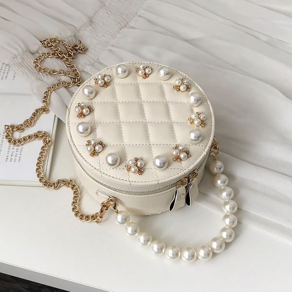 Geanta de dama in forma rotunda decorata cu perle in mai multe culori