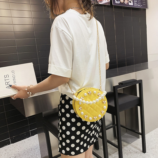 Geanta de dama in forma rotunda decorata cu perle in mai multe culori