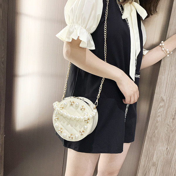 Geanta de dama in forma rotunda decorata cu perle in mai multe culori