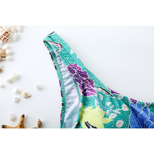 Модерен цял бански костюм с гол гръб и цветен десен