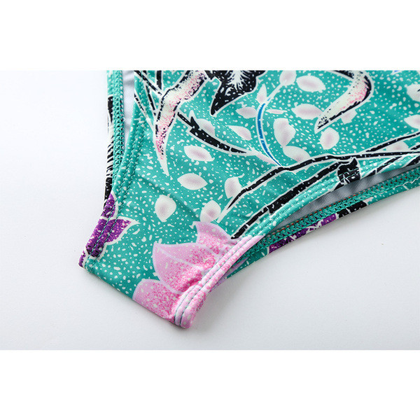 Модерен цял бански костюм с гол гръб и цветен десен