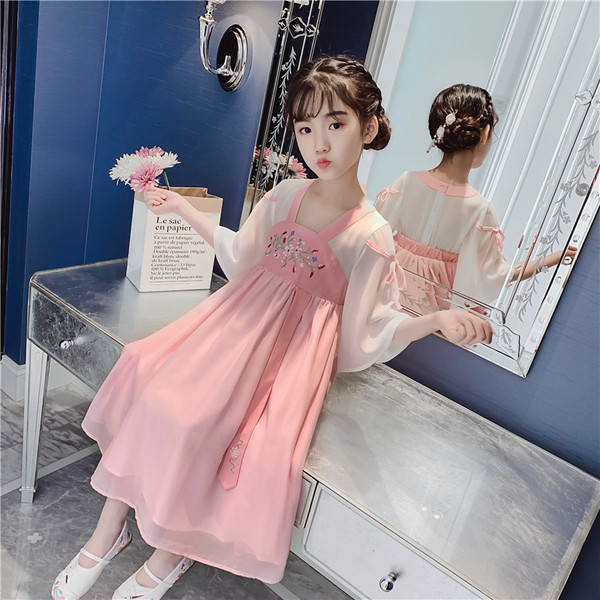 Модерна детска дълга разкроена рокля в розов цвят с бродерия