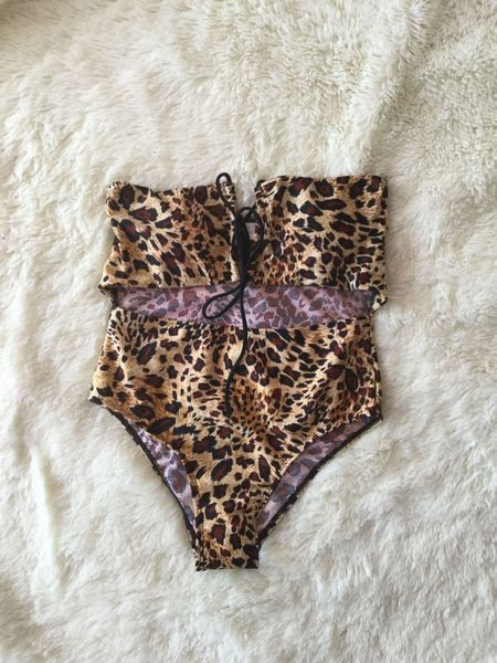 Costum de baie modern cu decupaje în două culori