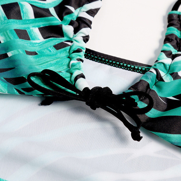 Costum de baie modern cu decupaje în două culori