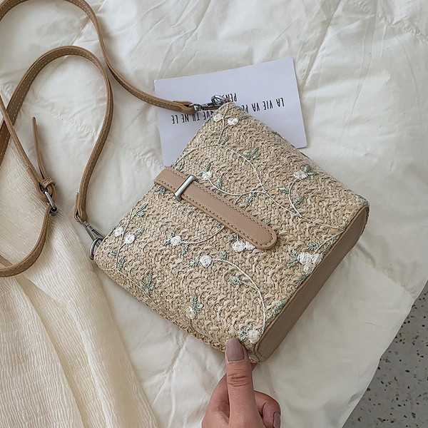 Geanta de dama moderna cu broderie in doua culori