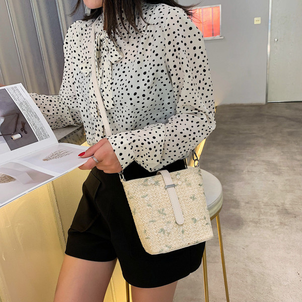 Geanta de dama moderna cu broderie in doua culori