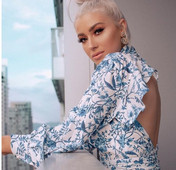 Cămașă elegantă de damă cu spatele gol și model floral în alb