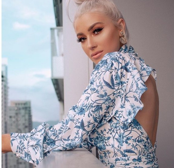 Cămașă elegantă de damă cu spatele gol și model floral în alb