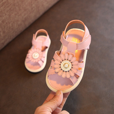 Model nou de sandale pentru copii alb si roz cu element 3D