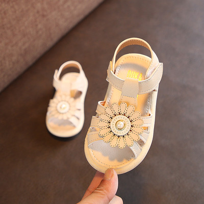 Model nou de sandale pentru copii alb si roz cu element 3D