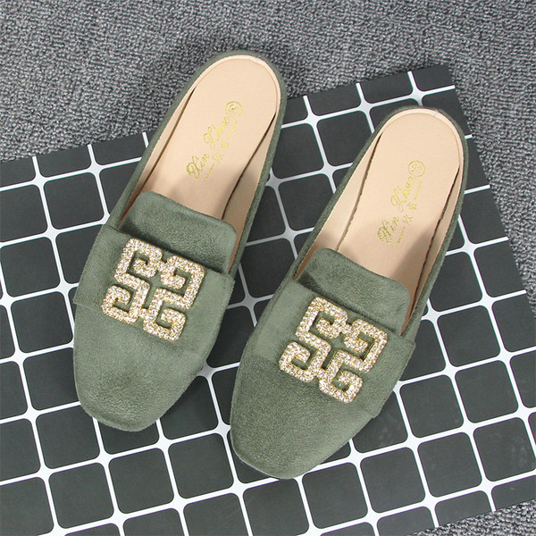 Γυναικείες παντόφλες με μεταλλικό στοιχείο σε δύο χρώματα