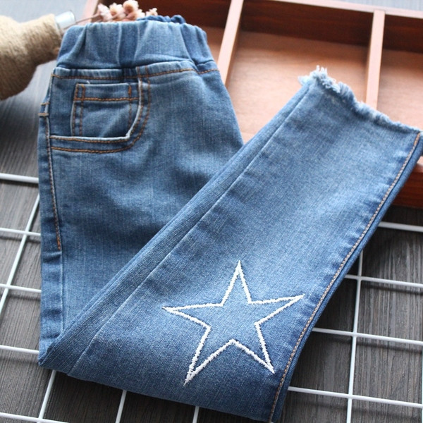 Blugi copii moderni pentru fete cu broderie in albastru