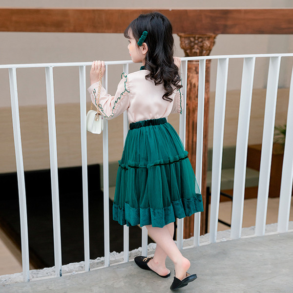 Rochie moderna pentru copii decupata in doua culori cu panglica