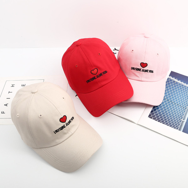 Модерна дамска шапка с козирка и бродерия в няколко различни цвята 