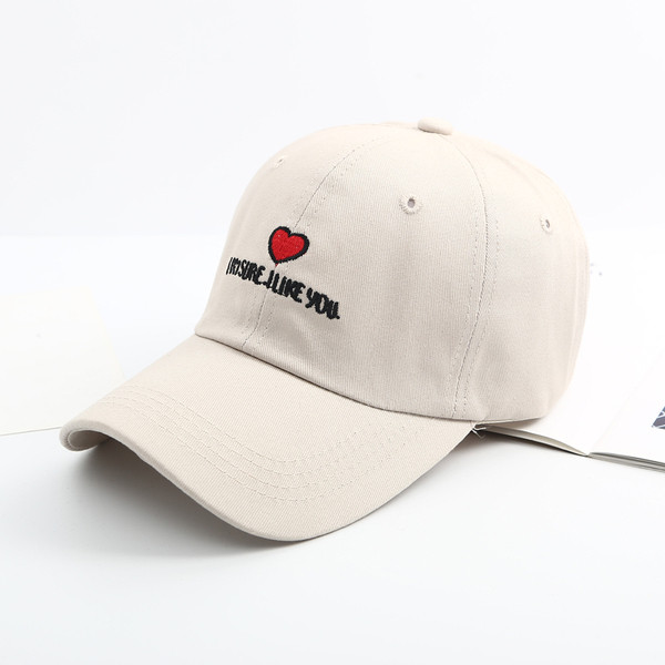 Модерна дамска шапка с козирка и бродерия в няколко различни цвята 