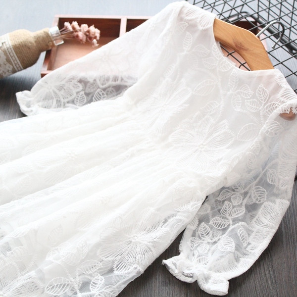 Rochie de copii cu croiala moderna pentru fete in alb