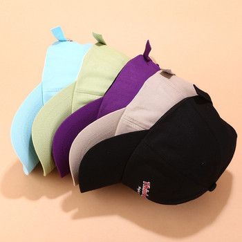 Дамска шапка с козирка с цветна бродерия в няколко цвята