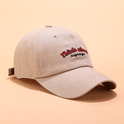 Дамска шапка с козирка с цветна бродерия в няколко цвята