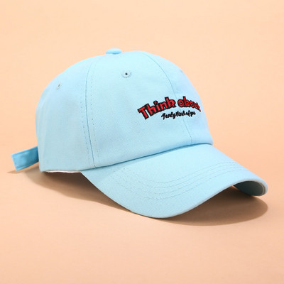 Дамска шапка с козирка с цветна бродерия в няколко цвята