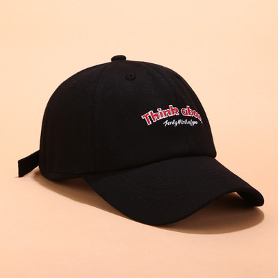 Дамска шапка с козирка с цветна бродерия в няколко цвята