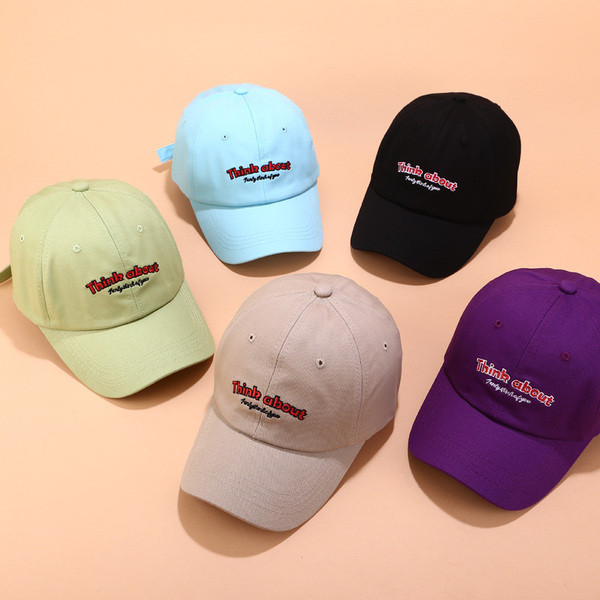 Дамска шапка с козирка с цветна бродерия в няколко цвята 