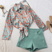 Κομψό γυναικείο σετ από δύο κομμάτια που περιλαμβάνει ένα πουκάμισο και σορτς