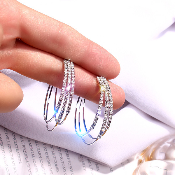 Cercei de dama cu pietre de culoare argintiu si auriu