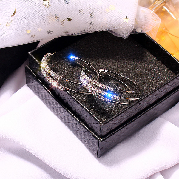 Cercei de dama cu pietre de culoare argintiu si auriu