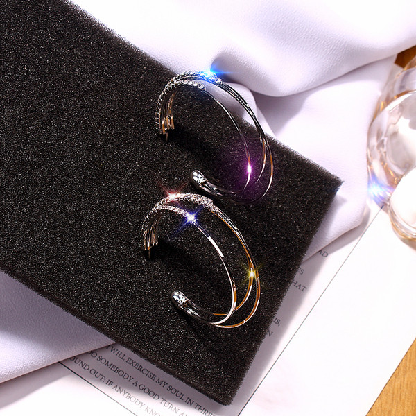 Cercei de dama cu pietre de culoare argintiu si auriu