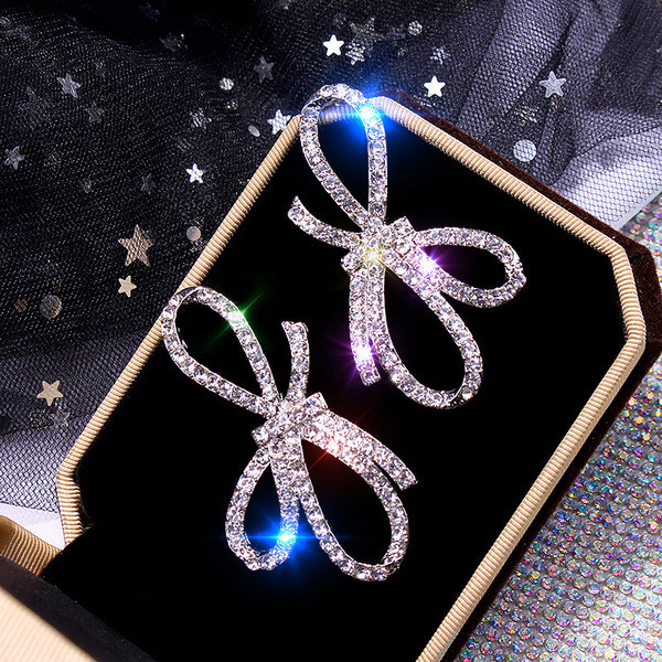 Cercei de dama moderni de culoare argintie cu pietre