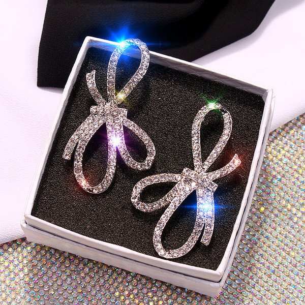 Cercei de dama moderni de culoare argintie cu pietre