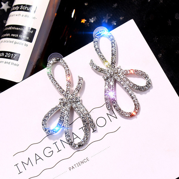 Cercei de dama moderni de culoare argintie cu pietre