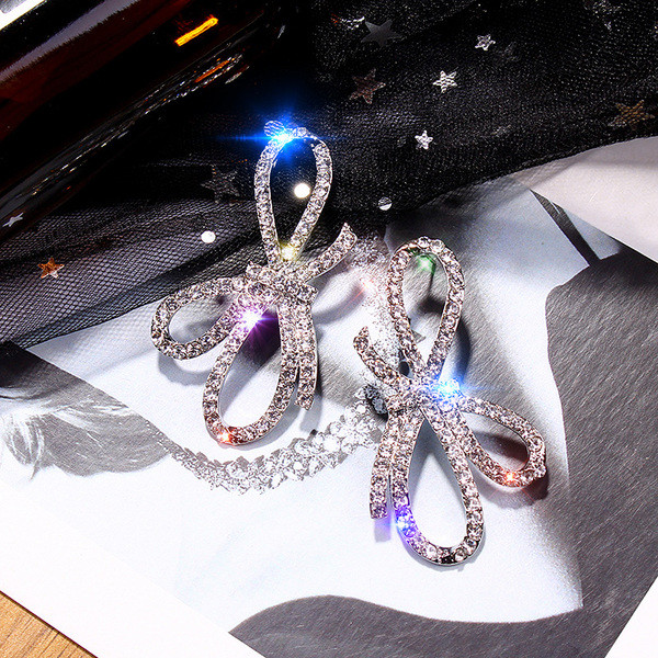 Cercei de dama moderni de culoare argintie cu pietre