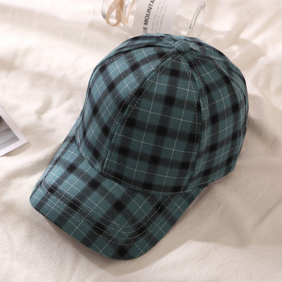 Palarie de dama in carouri cu vizor in mai multe culori diferite