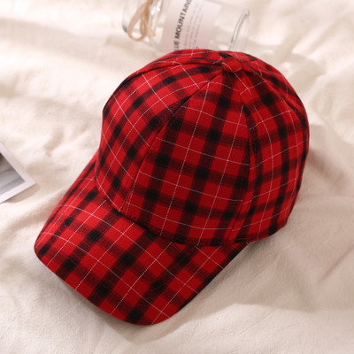 Palarie de dama in carouri cu vizor in mai multe culori diferite