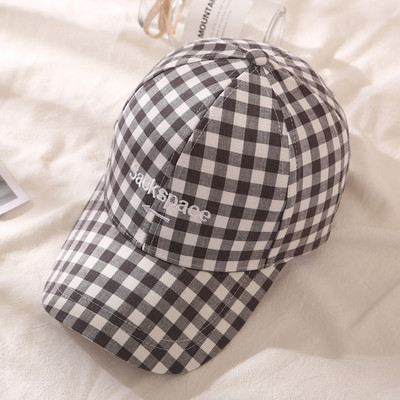 Palarie de dama in carouri cu vizor in mai multe culori diferite