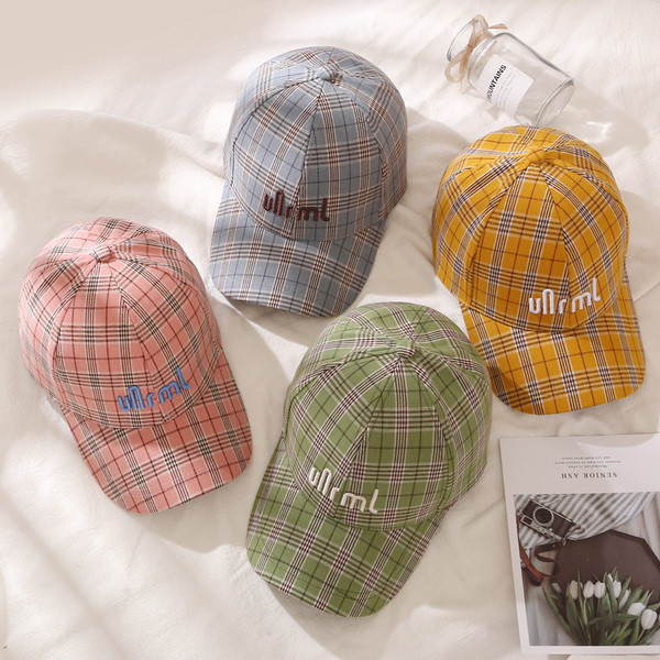 Palarie de dama in carouri cu vizor in mai multe culori diferite