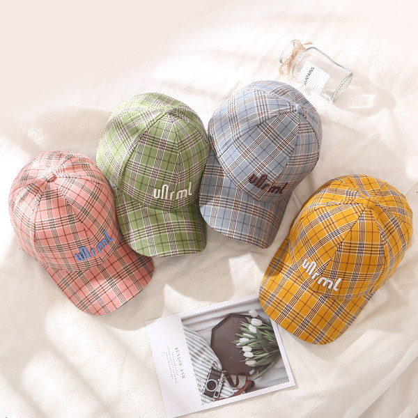 Palarie de dama in carouri cu vizor in mai multe culori diferite