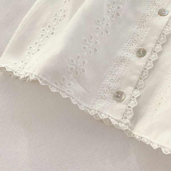 Maieu scurt de damă elegant, cu nasturi albi