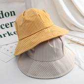 Pălărie de damă cu dungi în mai multe culori diferite