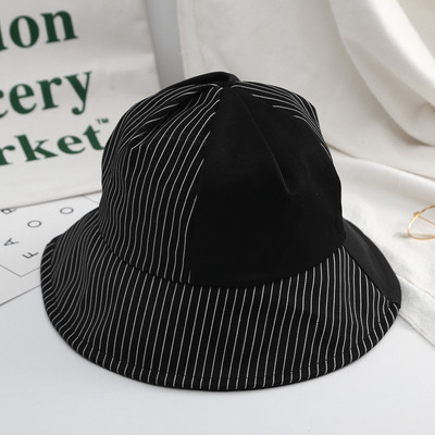 Pălărie de damă cu dungi în mai multe culori diferite