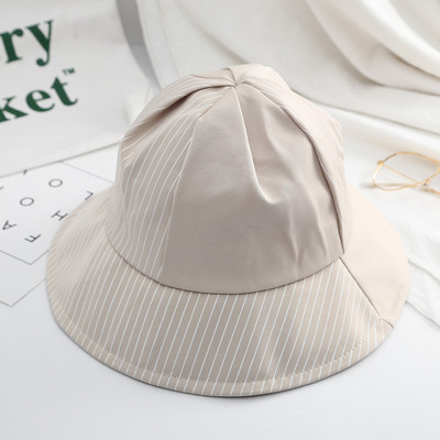 Pălărie de damă cu dungi în mai multe culori diferite