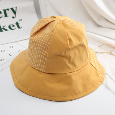 Pălărie de damă cu dungi în mai multe culori diferite